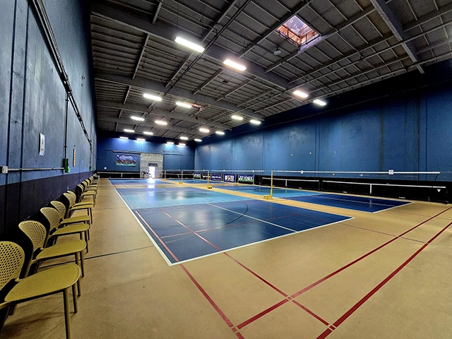 Xây chung mặt sân cầu lông - pickleball cao cấp 8 lớp sơn có 10% Hạt Cao Su US Open Laykold trên nền ciment
